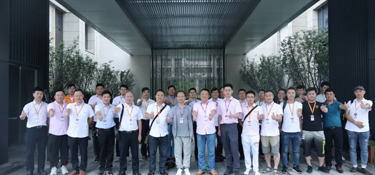 『工地』杭州電視臺特約驗房專家大梁師傅與銘品裝飾巡查組一起，巡檢“明熙府”小區(qū)在建工地