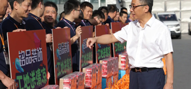 銘品裝飾集團(tuán)送清涼活動(dòng)，向所有為“品質(zhì)工程”奮斗在高溫一線的工人師傅致敬！