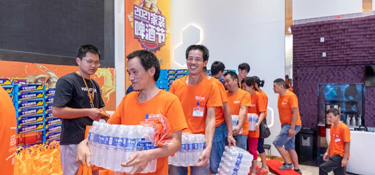 銘品裝飾舉行『產(chǎn)業(yè)工班月度會(huì)議』，為最美產(chǎn)業(yè)工人頒獎(jiǎng)典禮，送上清涼飲品