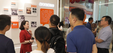 杭州千島湖商會(huì)建筑裝飾協(xié)會(huì)分會(huì)會(huì)長(zhǎng)何金娟、秘書(shū)長(zhǎng)程忠華一行蒞臨銘品裝飾參觀交流