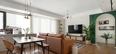 全屋地板磚+奶油色+墨綠跳色，110㎡混搭風軟裝搭配案例