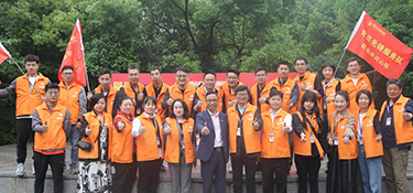 紅色五月 紅色銘品 | 銘品裝飾黨員先鋒隊(duì)深入基層參與防疫服務(wù)工作，得到了閘弄口街道政府及群眾的一致好評(píng)！