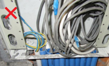 弱電箱穿管無(wú)護(hù)口、箱內(nèi)接線(xiàn)凌亂