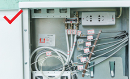 弱電箱穿管無(wú)護(hù)口、箱內(nèi)接線(xiàn)凌亂