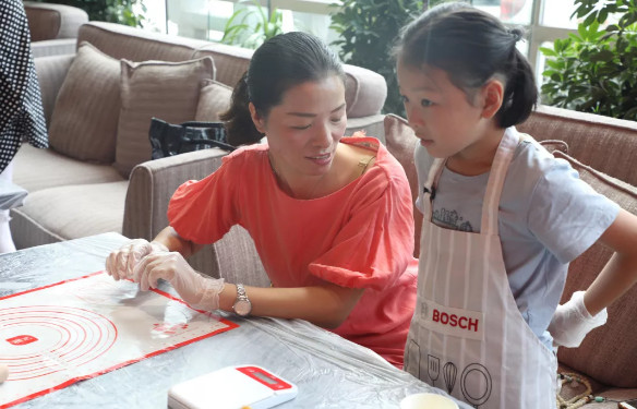 客戶，現(xiàn)場做做月餅圖