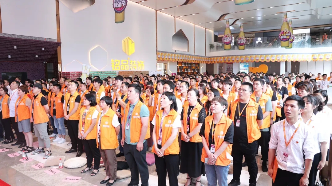 銘品裝飾人員唱沒(méi)有共產(chǎn)黨就沒(méi)有新中國(guó)