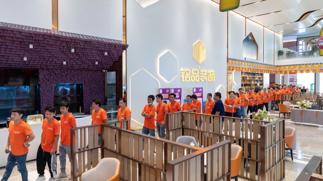 工人排隊領(lǐng)取夏令飲料