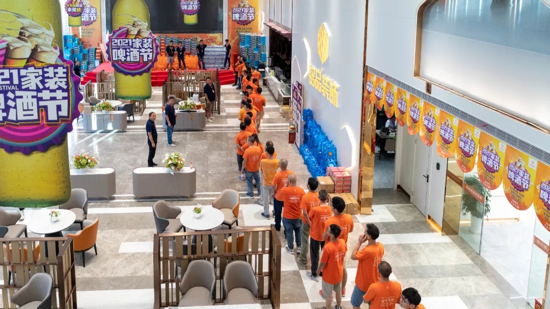 工人排隊領(lǐng)取夏令飲料