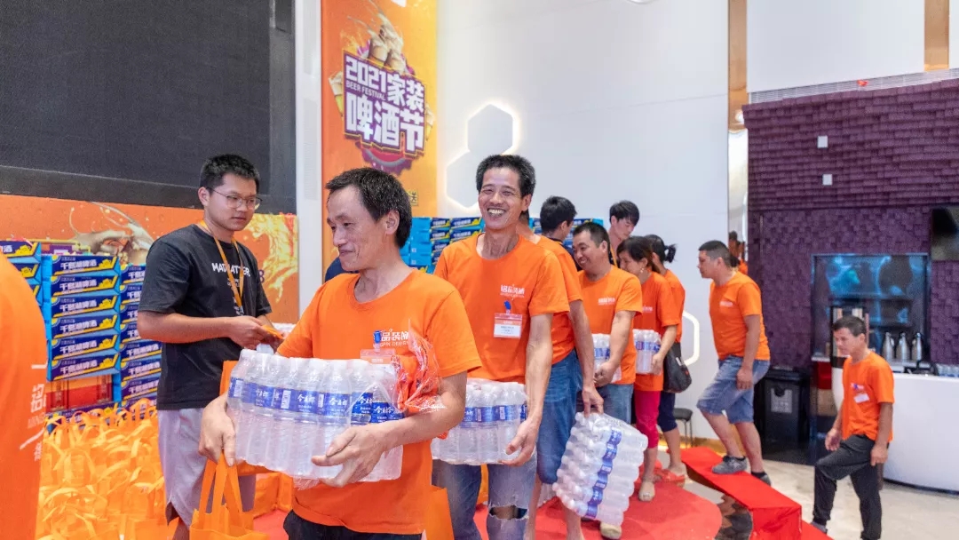 　在場的工人一箱啤酒一箱水，溫度再高也有“清涼”相伴