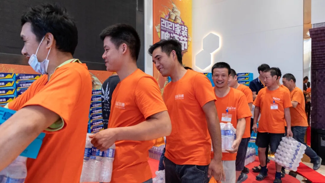 在場的工人一箱啤酒一箱水，溫度再高也有“清涼”相伴