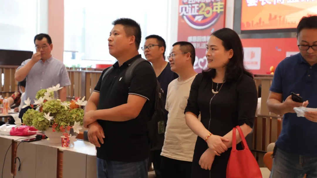 千島湖商會建筑裝飾協(xié)會分會會長何金娟（右二）、秘書長程忠華（左二）