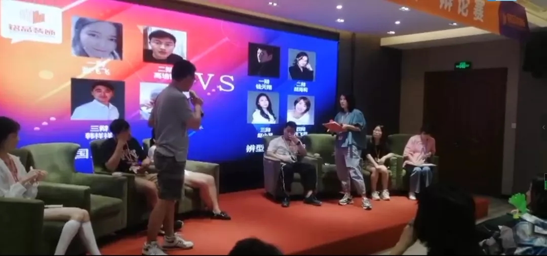 決賽現(xiàn)場(chǎng)雙方展開激烈交鋒