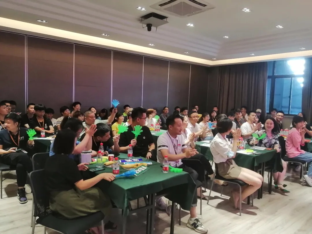 銘品裝飾首屆辯論賽現(xiàn)場(chǎng)