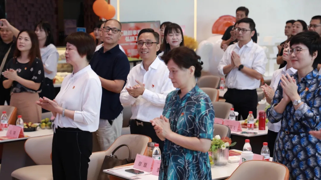 領(lǐng)導(dǎo)、行業(yè)來賓共唱《愛我中華》