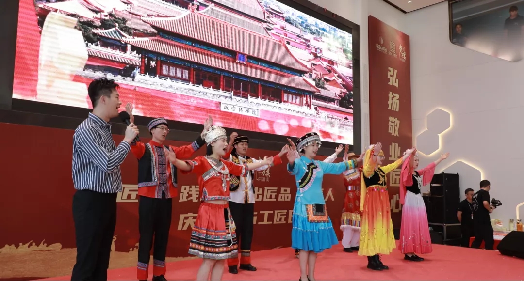 領(lǐng)導(dǎo)、行業(yè)來賓共唱《愛我中華》