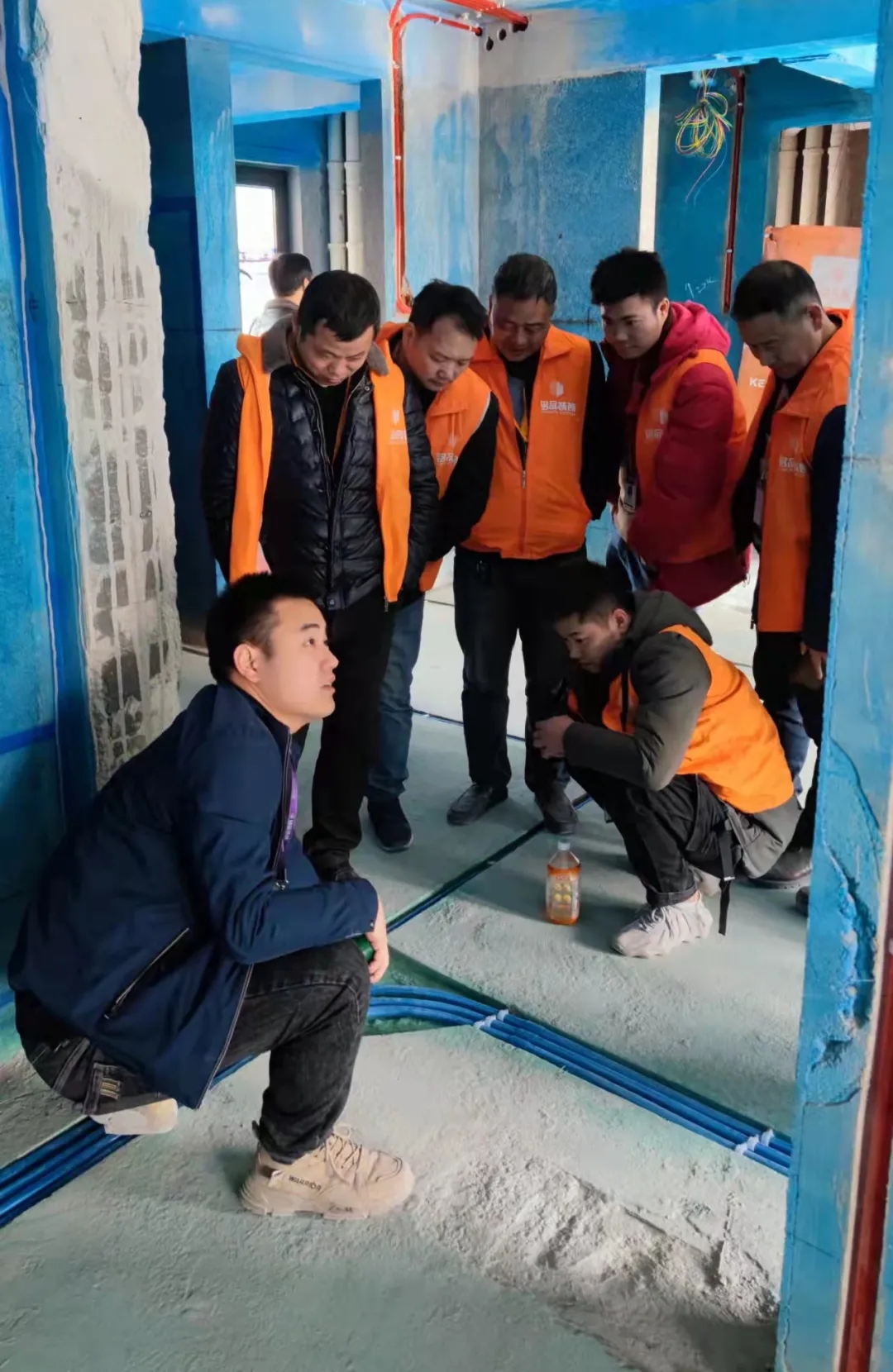 王經(jīng)理檢查水電隱蔽工程，講解銘品大弧彎工藝