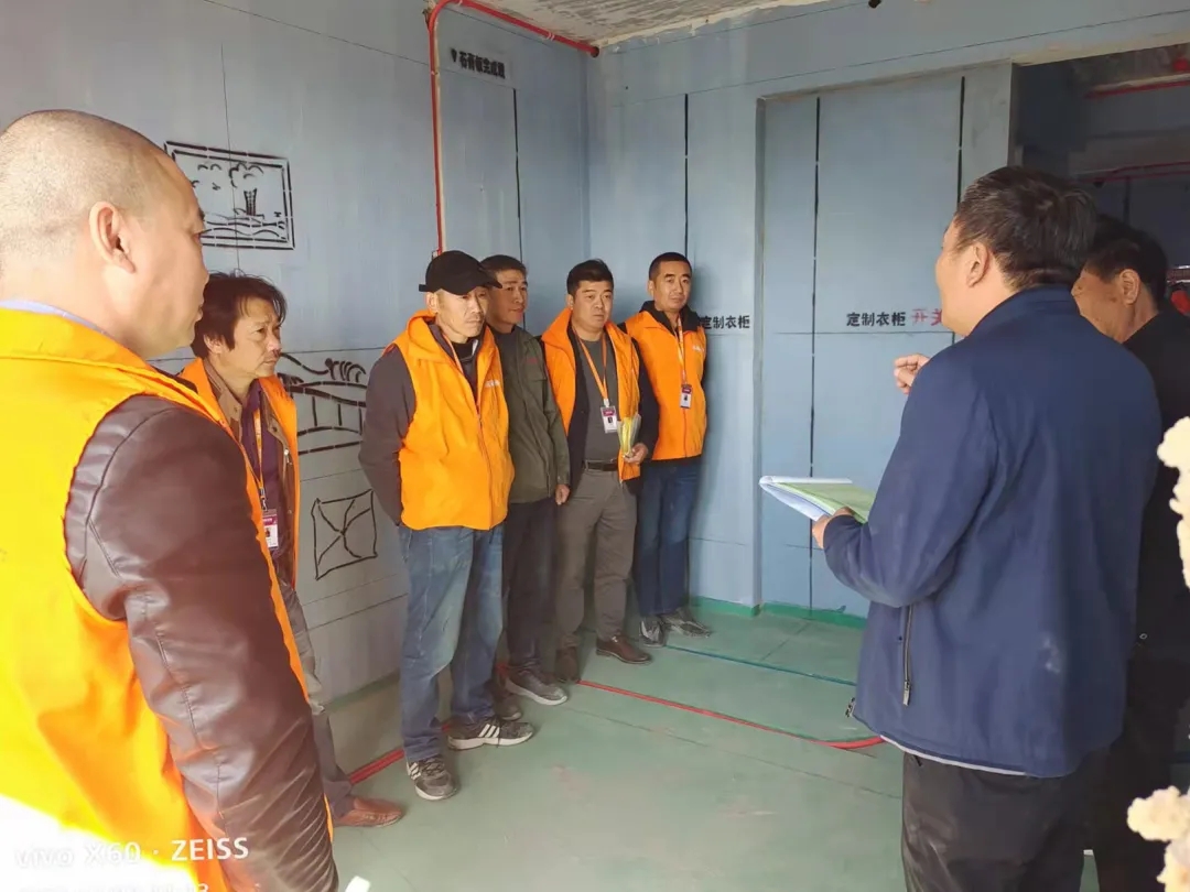 應(yīng)經(jīng)理檢查電箱電路，并現(xiàn)場講解工藝規(guī)范