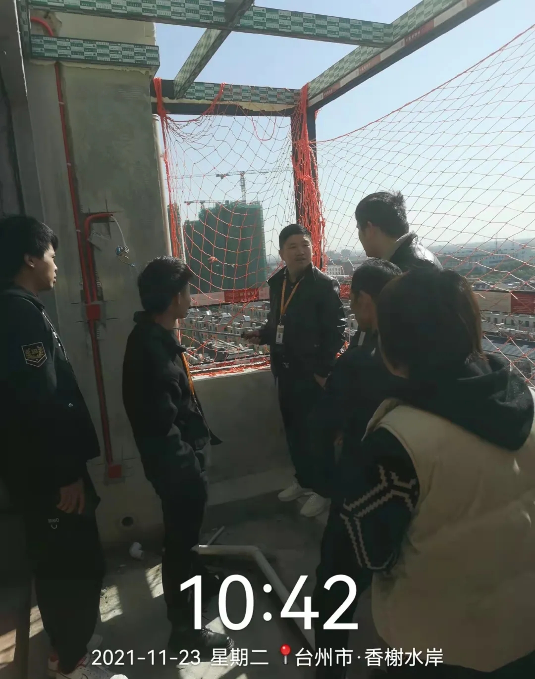 付總在檢查時重點檢查了安全方面，強調(diào)安全施工是第一要務(wù)