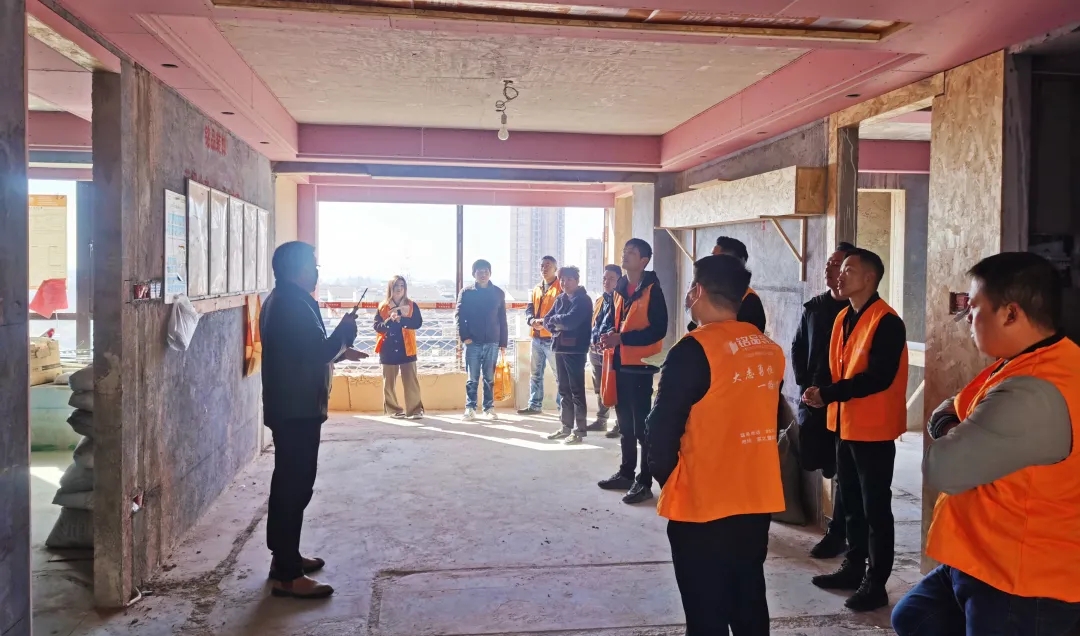 戎總以現(xiàn)場會議的形式著重強調(diào)了工地巡查的規(guī)范和要求