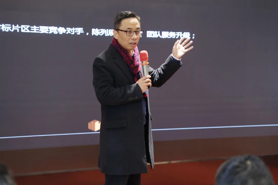 銘品裝飾董事長張一良上臺(tái)為會(huì)議進(jìn)行加持賦能