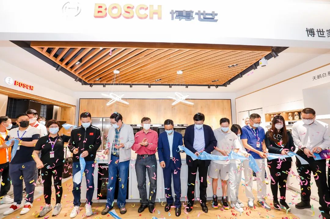 剪彩時(shí)刻 見(jiàn)證品牌服務(wù)全面升級(jí)