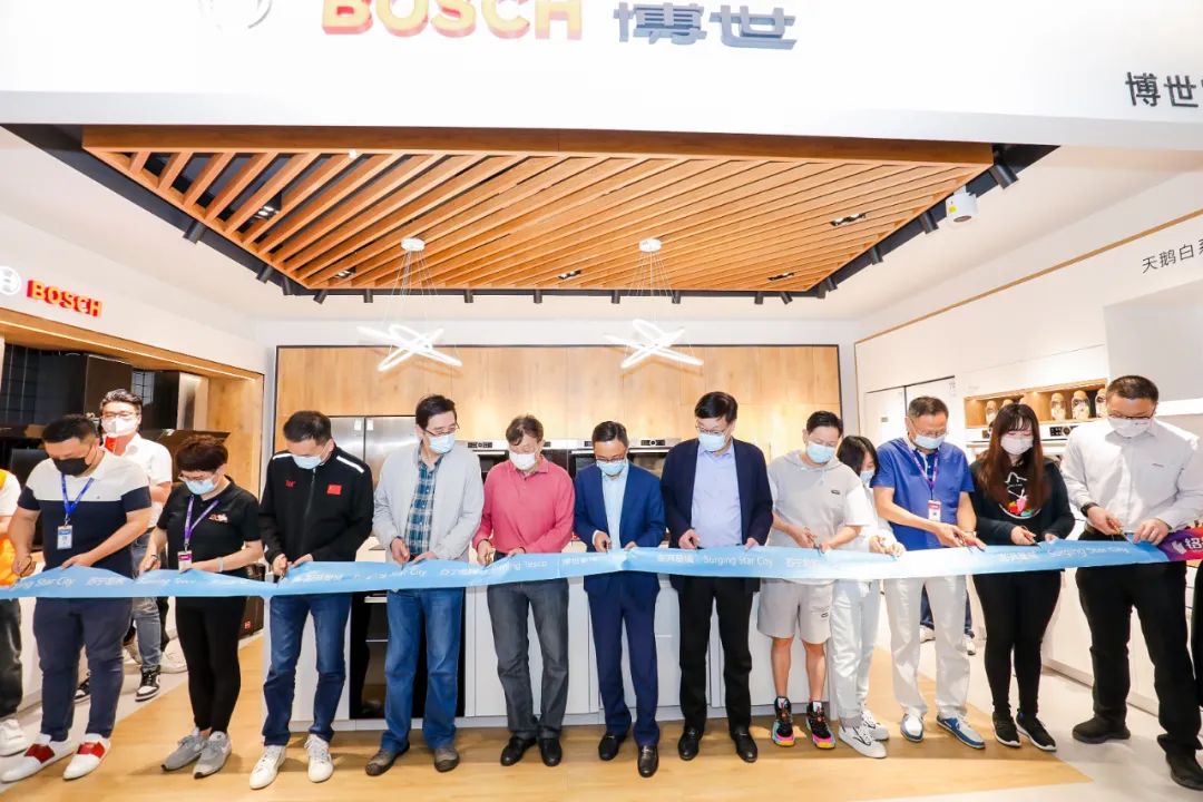 剪彩時(shí)刻 見(jiàn)證品牌服務(wù)全面升級(jí)