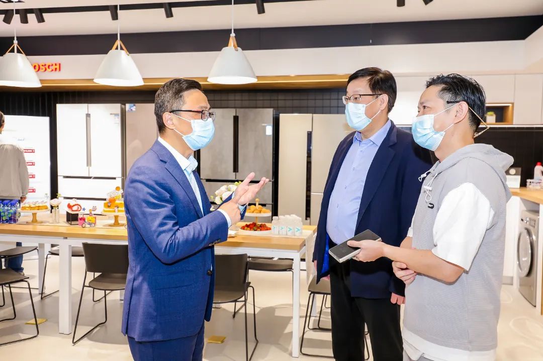 浙江著名電臺(tái)主持人阿亮老師體驗(yàn)家電展區(qū)