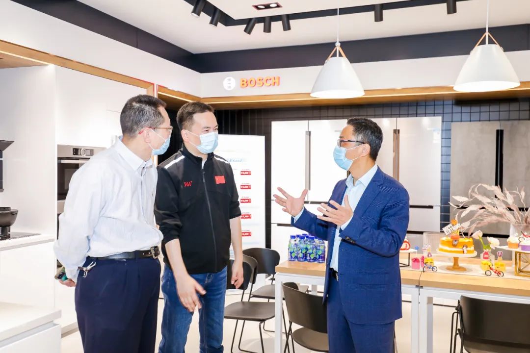 杭州亞組委開(kāi)發(fā)部運(yùn)營(yíng)處副處長(zhǎng)陳雄蒞臨現(xiàn)場(chǎng)