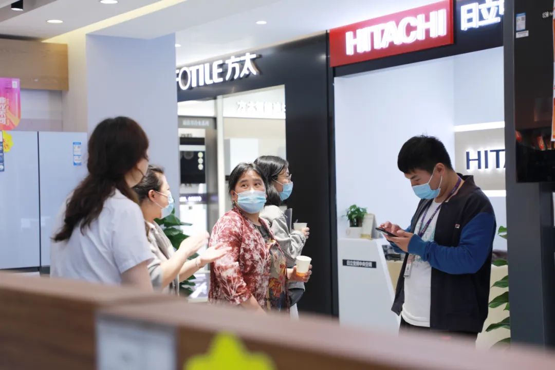 開(kāi)業(yè)當(dāng)天 業(yè)主齊聚銘品裝飾 實(shí)地體驗(yàn)澎湃星城服務(wù)