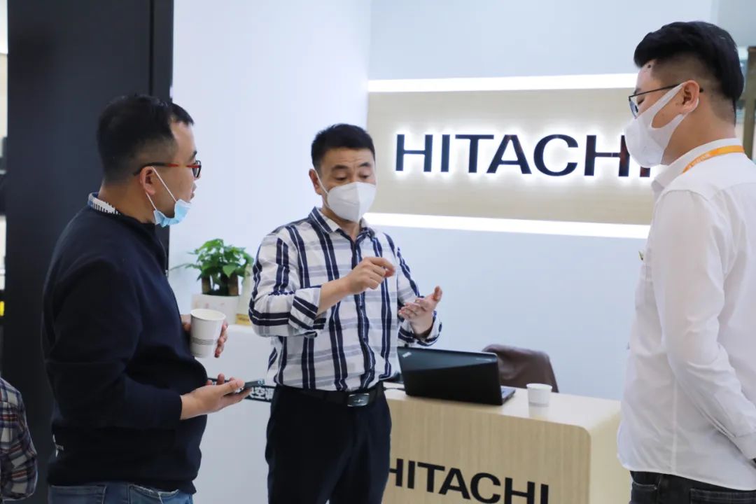 開(kāi)業(yè)當(dāng)天 業(yè)主齊聚銘品裝飾 實(shí)地體驗(yàn)澎湃星城服務(wù)