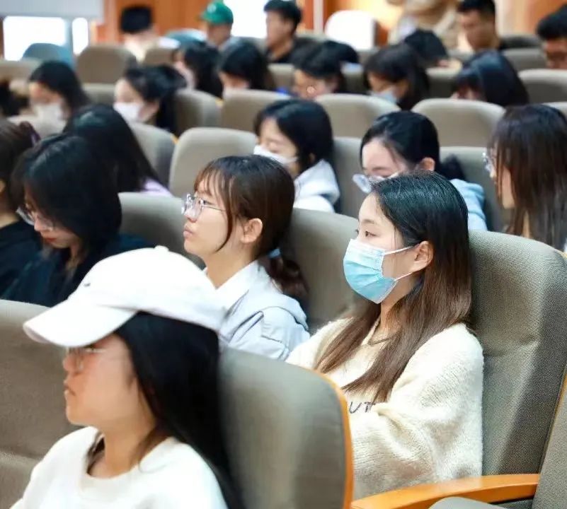 杭師大學(xué)子們認(rèn)真傾聽  感受張一良先生的創(chuàng)業(yè)之路