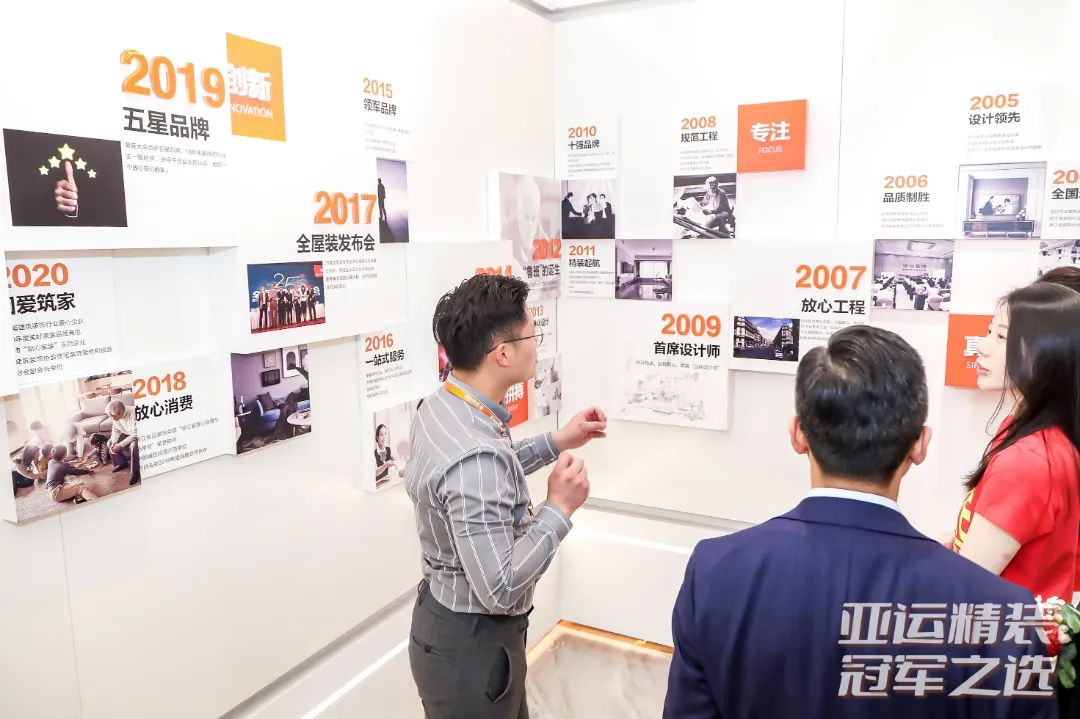 銘品裝飾集團(tuán)總裁張一良先生為冠軍選手介紹銘品誕生故事