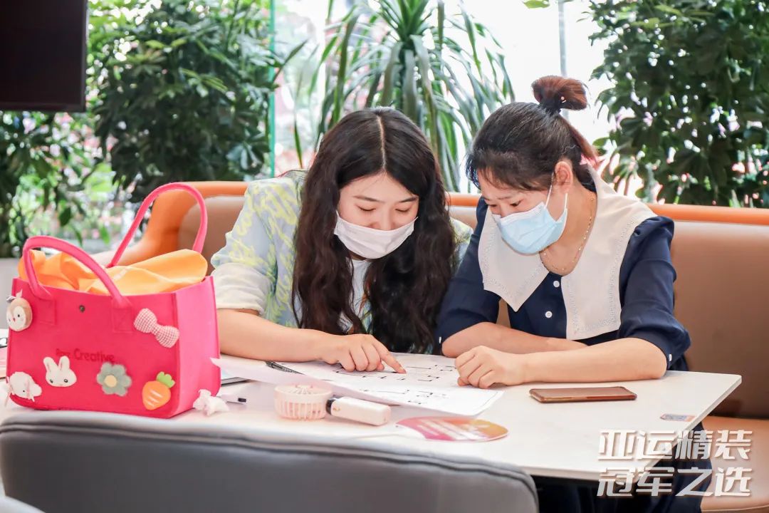 業(yè)主們享受品牌設(shè)計(jì)師一對一講解