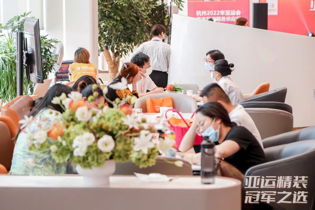 業(yè)主們享受品牌設(shè)計(jì)師一對一講解