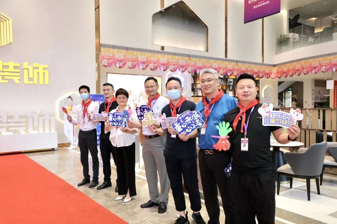 銘品家長(zhǎng)們一起歡迎小朋友們的到來(lái)~