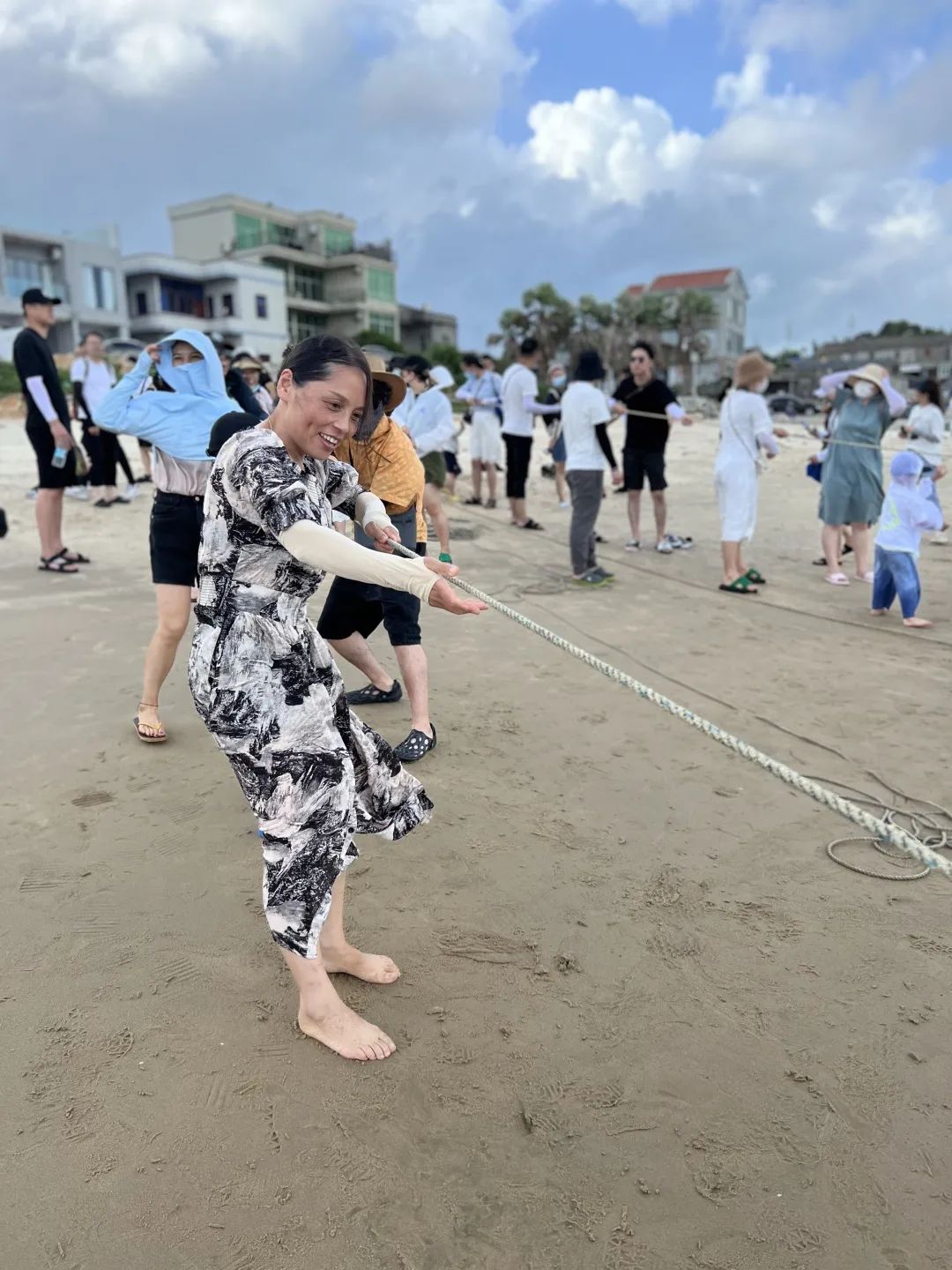 熱愛生活，熱愛拼搏的銘品家人們，旅途中也少不了比賽，一場新鮮好玩的海邊拔河就此展開。