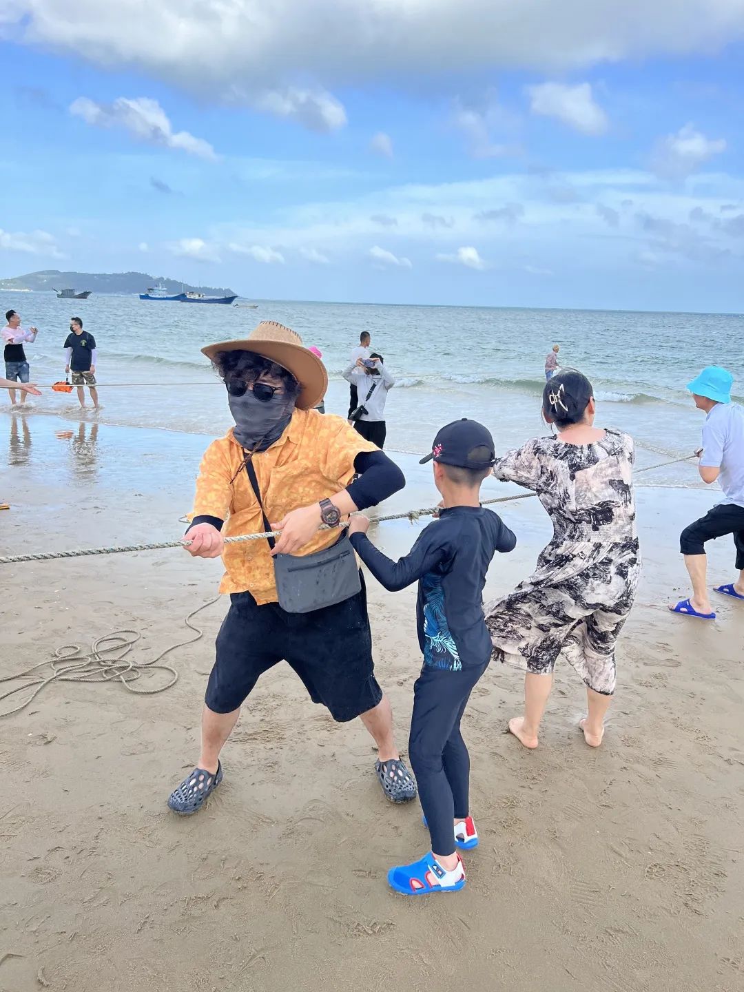 熱愛生活，熱愛拼搏的銘品家人們，旅途中也少不了比賽，一場新鮮好玩的海邊拔河就此展開。