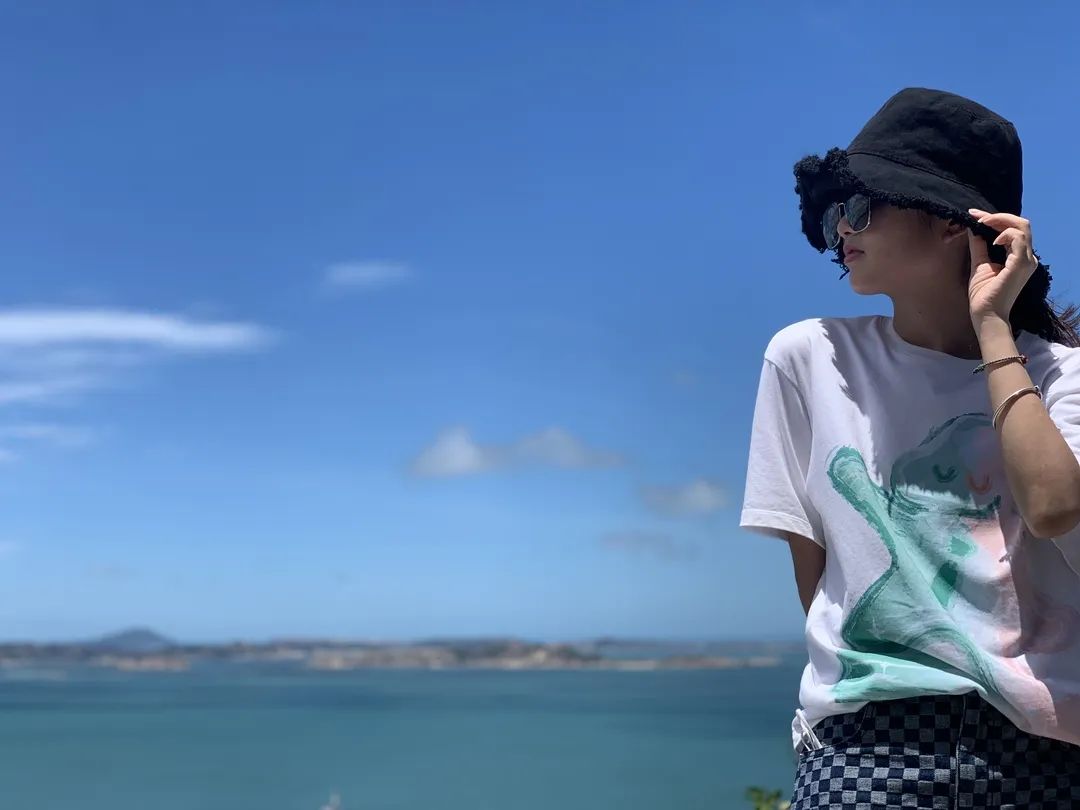 在福州的海岸上，拍下美麗的自拍，每一幀都值得留念。
