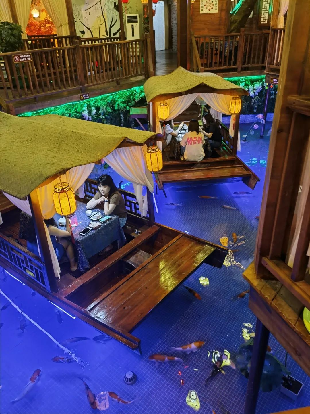 興之所至，在晚間，銘品家人們趁興坐起了游船。