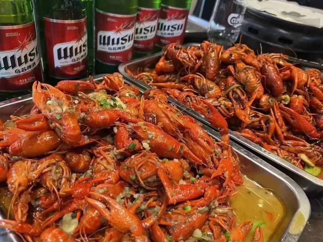 經(jīng)歷了旅途的勞累，當(dāng)然要第一時(shí)間品嘗一下當(dāng)?shù)氐拿朗?，小龍蝦、當(dāng)季海鮮、風(fēng)味小炒……唯美食不可辜負(fù)！