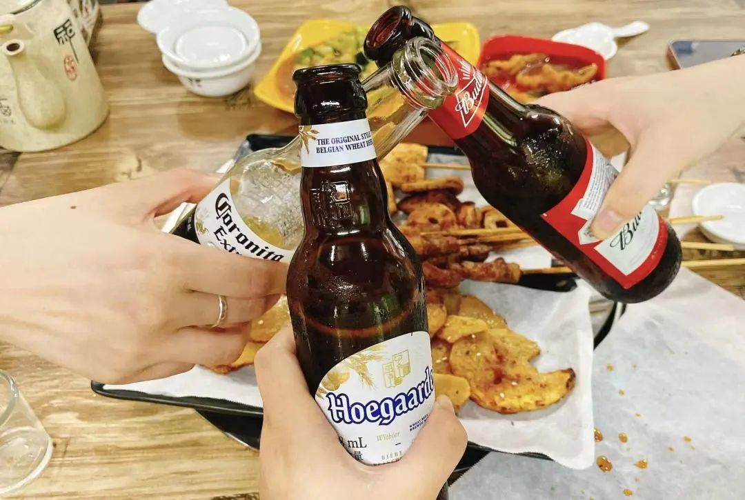 經(jīng)歷了旅途的勞累，當(dāng)然要第一時(shí)間品嘗一下當(dāng)?shù)氐拿朗?，小龍蝦、當(dāng)季海鮮、風(fēng)味小炒……唯美食不可辜負(fù)！