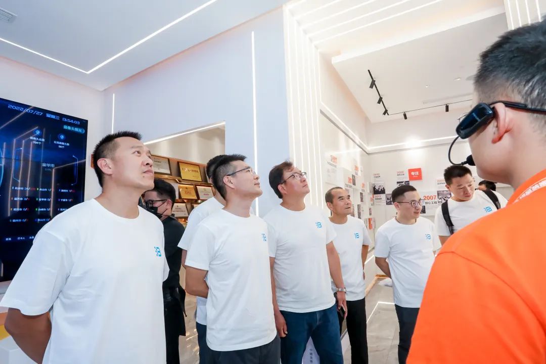 銘品裝飾迎來了一群特別的客人——長江商學(xué)院EMBA38期3班的學(xué)員與老師