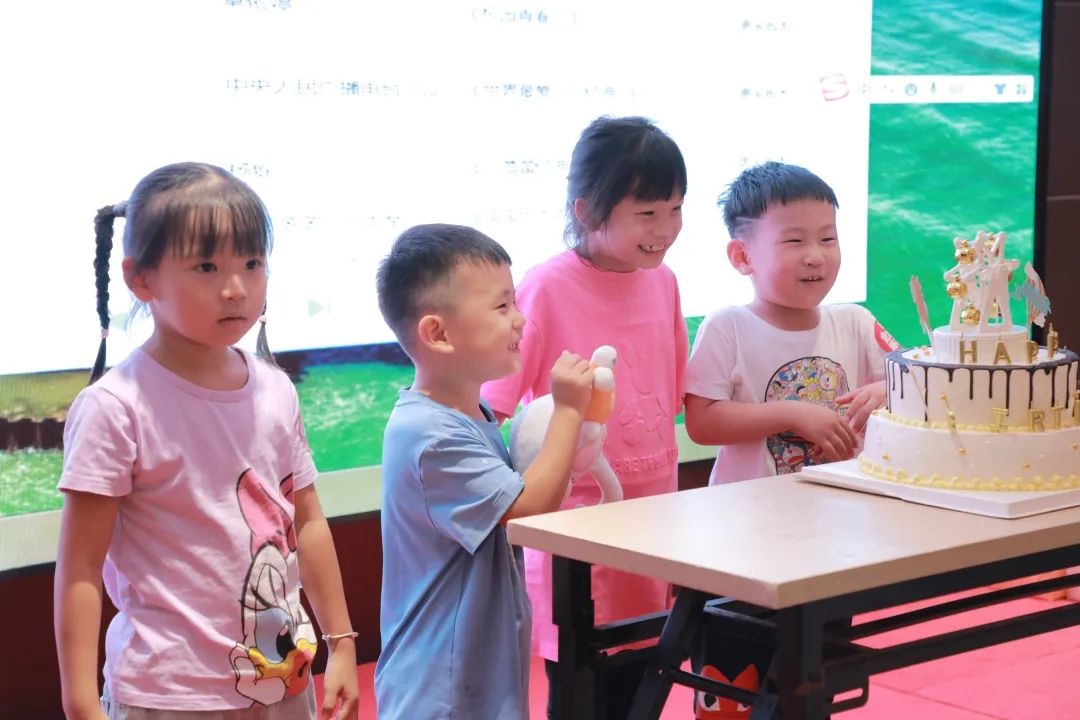 孩子們一起慶祝生日，切生日蛋糕