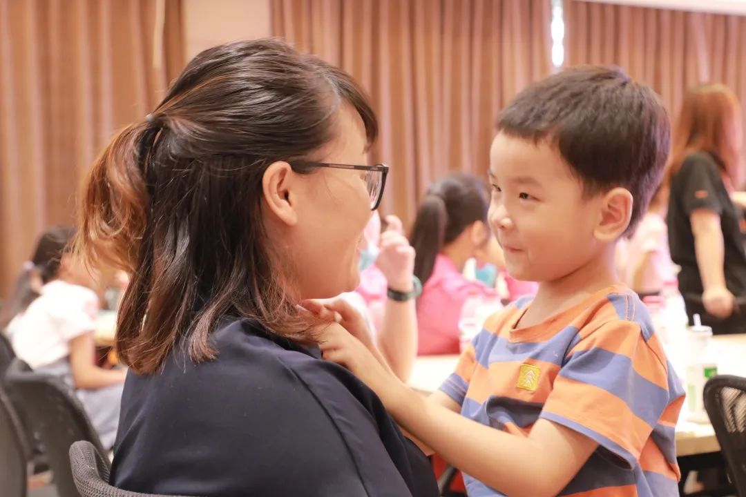 孩子與父母擁抱的瞬間，永遠(yuǎn)是動(dòng)人且溫暖的