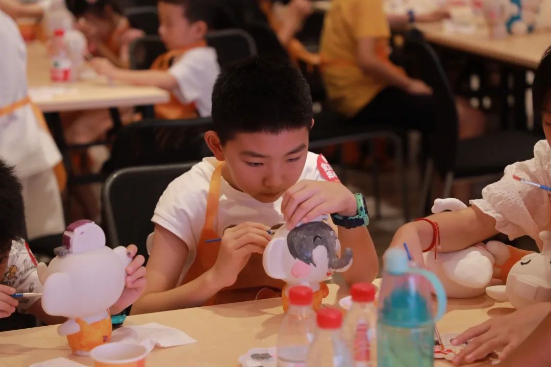 在銘品小課堂上，孩子們積極踴躍，學(xué)習(xí)成長(zhǎng)