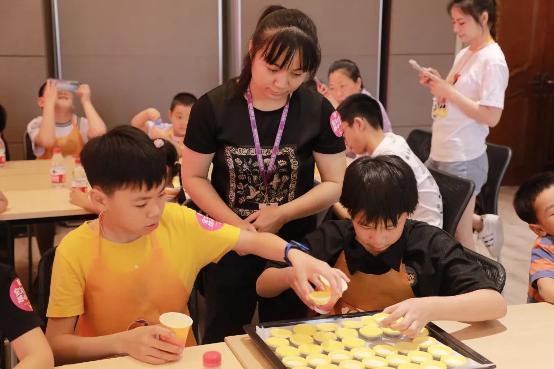 在銘品小課堂上，孩子們積極踴躍，學(xué)習(xí)成長(zhǎng)