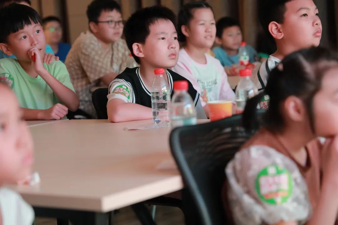 在銘品小課堂上，孩子們積極踴躍，學(xué)習(xí)成長(zhǎng)