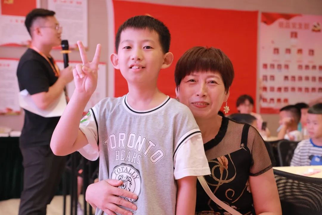 來(lái)父母的工作單位參觀，先給自己比個(gè)耶！