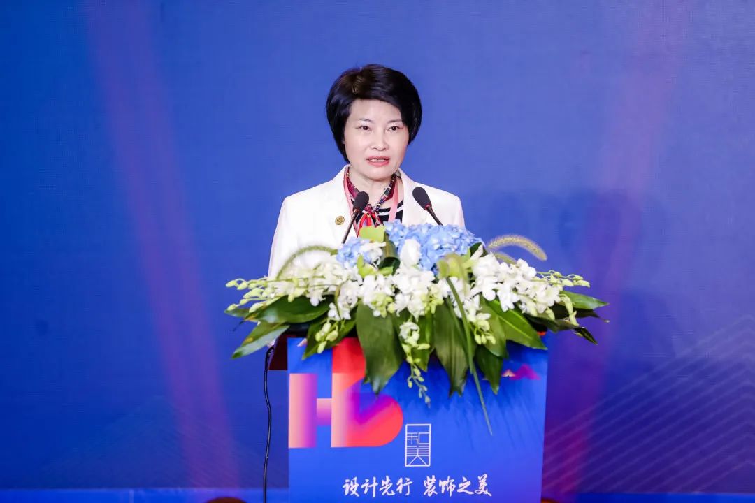 省建筑裝飾行業(yè)協(xié)會(huì)會(huì)長賈華琴出席會(huì)議并致辭